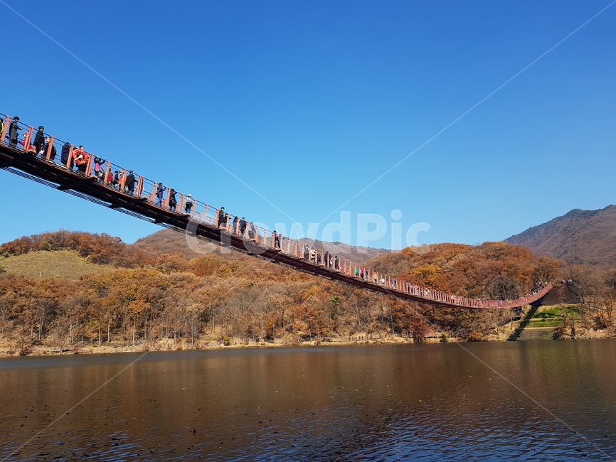 다리,구름,호수,하늘,푸름,가을,계절,fall,autumn,season,자연,풍경,nature,landscape,사람들,대중,군중,other people,crowd,railway,철도,rail,레일,transportation,교통,train track,기찻길,bridge,building,건물