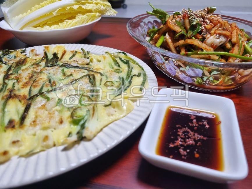 통영생굴요리,driedoysters,freshseasonedoysters,tongyeongsaenggulseasonedradish,oysterdish,rawoysterdish,tongyeongrawoysterdish,무침요리,seasoneddish,koreafood,koreanfood,sesame,참깨,seasoning,양념,통깨,깨,미나리,무생채,watercelery,radishsalad,접시,dish,유리그릇,유리접시,glassplate,glassware,파전,전,음식,요리,food,cooking,부침개,greenonionpancake,pancake,vegetablepancake,밀가루음식,flourfood,plate,그릇,간장,soysauce,간장종지그릇,해물파전,seafoodpancake,부추전,leekpancake,bowls,saucer,한국전통음식,koreantraditionalfood