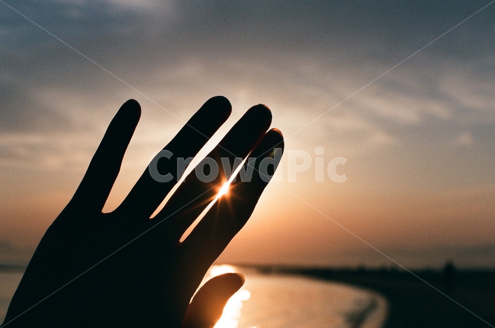 film,backlight,glare,silhouette,hand,body,sea,sky,sunset,evening,emotion,film,sunlight,silhouette