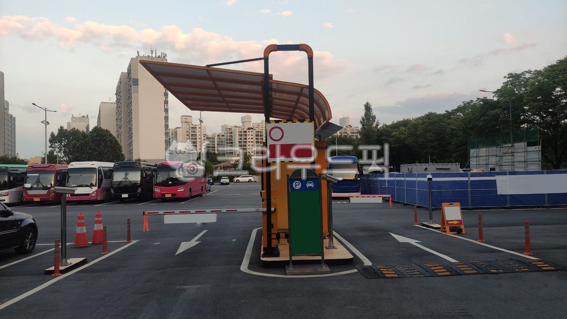 주차장,게이트,출입구,차단기,요금소,버스,도시,차단봉,통제,입구,출구,하늘,파란,구름,저녁,오후,새벽,아침,야외,asphalt,아스팔트,road,도로