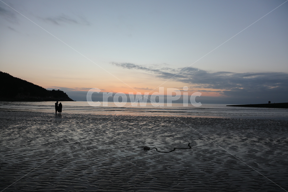 바다,바닷가,낙조,일몰,서해안,하늘,노을,해질녘,자연,풍경,구름,sunset,beach,landscape,두사람,커플,couple,자연,풍경,nature,landscape,사람,인물,인간,human,person,연인,커플,사랑,lover,couple,outdoors,옥외,water,물