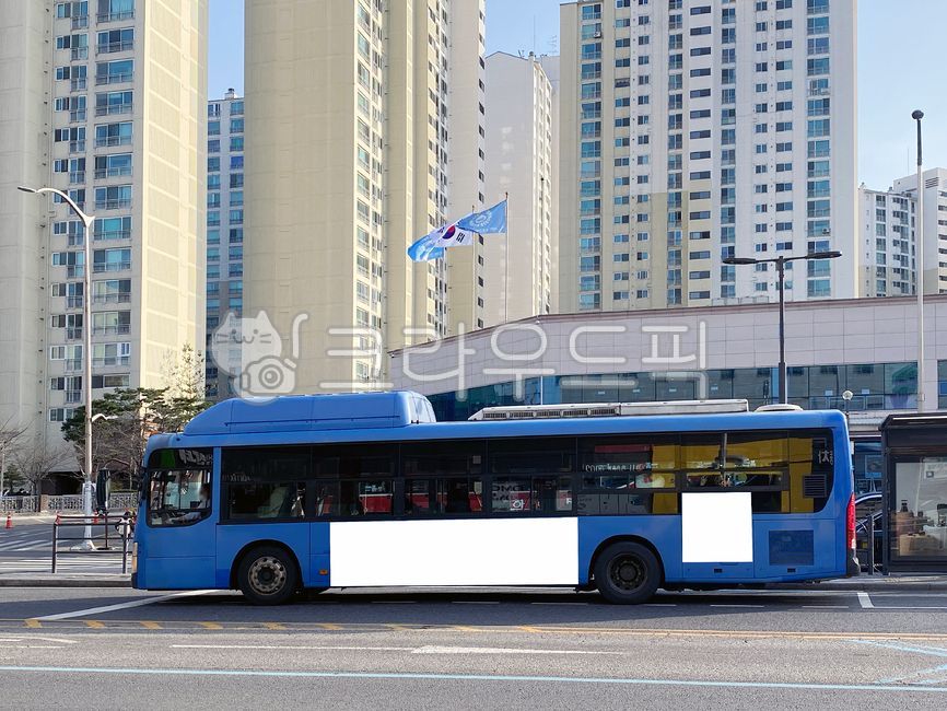 버스,버스광고,목업,목업이미지,광고,광고판,차량광고,시내버스광고,부착광고,옥외광고,판넬,비즈니스,상업광고판,도시배경,사인보드,상업광고,커머셜,비어있는,프레임,광고디자인,빈공간,배경,바탕,백그라운드,사각형광고판,차량,교통수단,bus,busadvertisement,mockup,mockupimage,billboard,vehicleadvertisement,citybusadvertisement,advertisement,outdooradvertisement,panel,business,commercialbillboard,citybackground,signboard,commercialadvertisement,commercial,free,frame,advertisingdesign,emptyspace,background