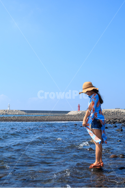 제주도,쇠소깍,하효항,등대,바다,풍경,경치,감성사진,감성,파란,하늘,파도,물결,하얀등대,빨간등대,아름다운,자연,경관,여성,여자,여행,관광,여행자,시원한,여행지,관광지,선착장,부두,방파제,해변,넘실대는,항구,자갈,검정색,검은,배경,백그라운드,제주,여름,사람,인물,인간,human,person,여성,여자,woman,female,lady
