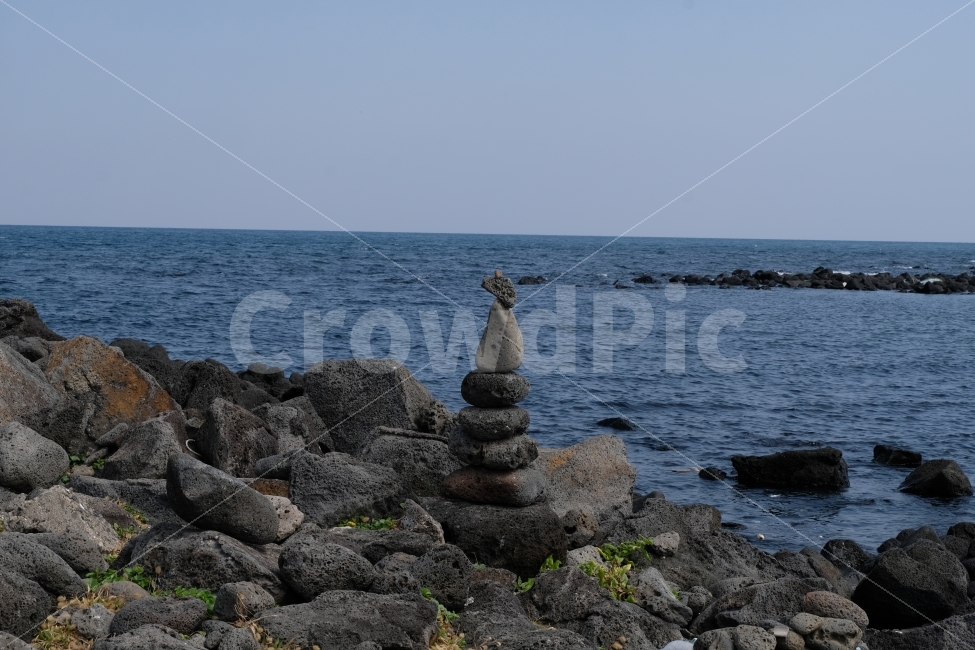 바다,돌탑,소원탑,현무암,제주도바다,바다돌,돌쌓기,소원돌,하늘,자연,풍경,nature,landscape,제주도,jeju,jeju island,종교,신앙,religion,belief,faith,promontory,곶