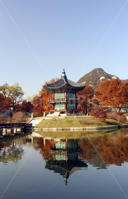 	향원정,경복궁,궁궐,궁,연못,풍경,가을,단풍,반영,한국,전통,한국전통,전통건축,정자,다리,서울,명승지,명소,관광,관광지,여행,가을,계절,fall,autumn,season,랜드마크,landmark,tourist attraction,한국전통,한국문화,korean traditional,korean culture,architecture,건축물,building,건물,temple,신전,worship,예배,shrine,신사