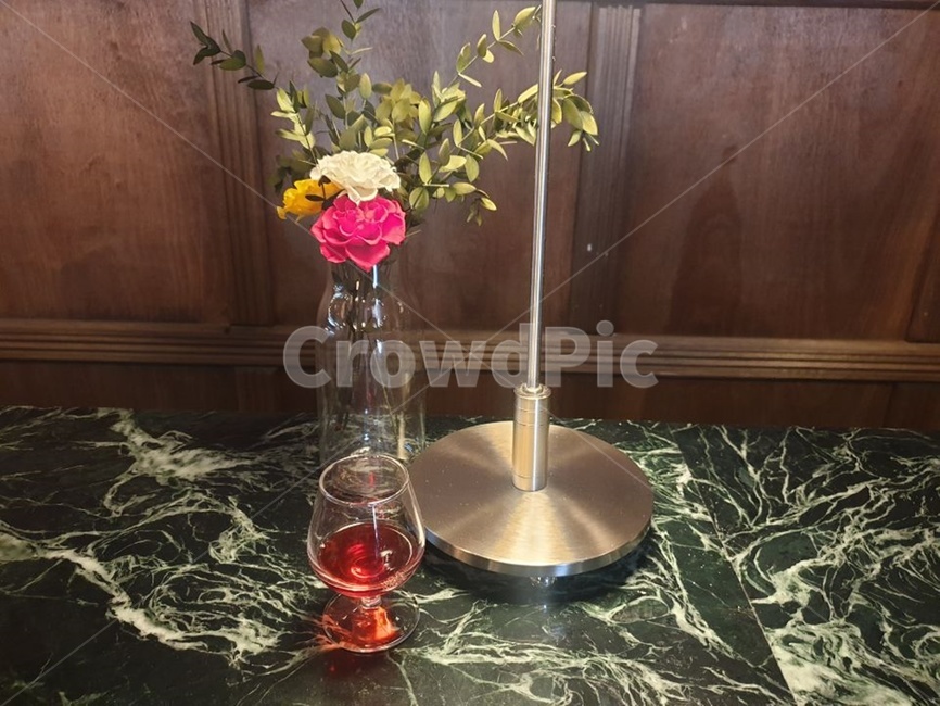 바,조명,나무,나뭇잎,조화,빨간색,와인잔,미니와인잔,음료,술,빛,철,패턴,컵,와인,갈색,녹색