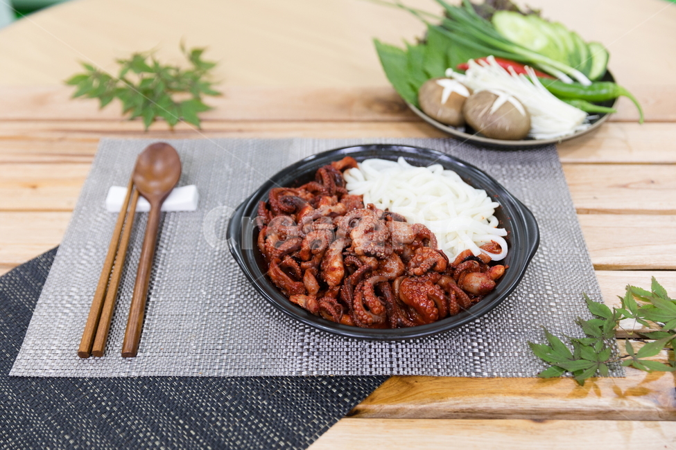 주꾸미,요리,다이어트,매운음식,식기류,건강식,조리법,그릇,테이블,식사,맛있다,먹다,별미,낙지,문어,맵다,짜다,준비,숟가락,식탁,붉다,해산물,바다요리,재료,배고프다,무침,볶음,식당,밥,볶다,젓가락,매콤하다,양념,국수,술안주,음식,식재료,요리,food,cook,meal,dishes,food reserves,한식,한국음식,한국요리,korean food,korean dishes,korean meal,korean cook