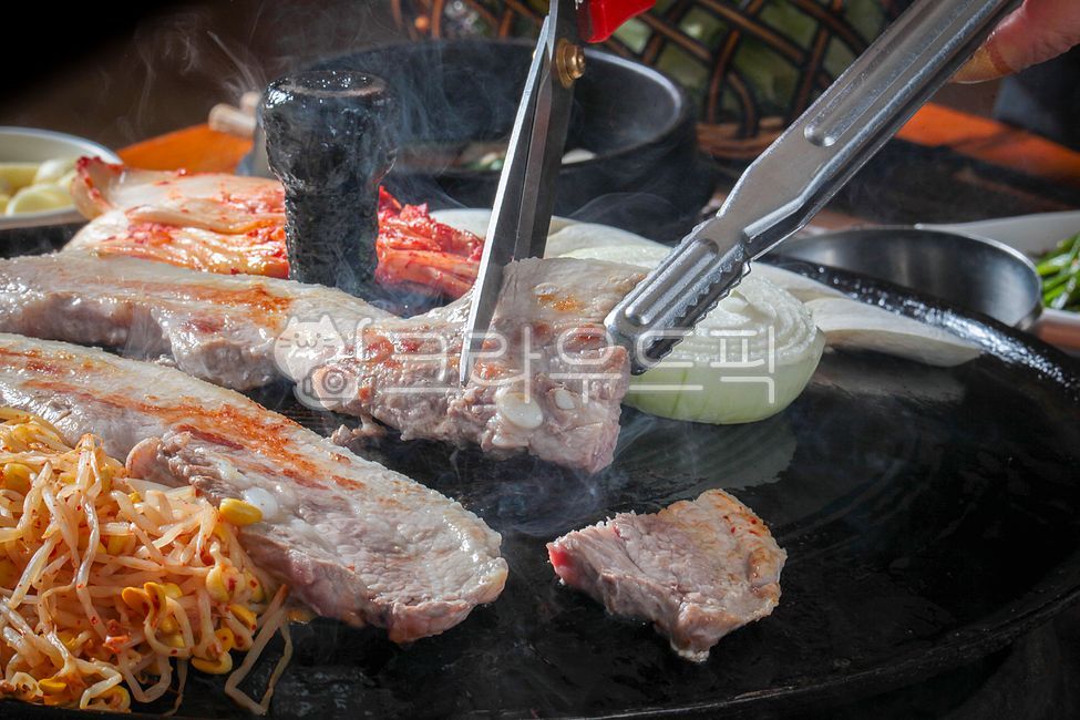 Pork belly,onion,Raw neck meat,pork,pig,BBQ,Domestic raw pork belly,pork belly,pot lid pork belly,cast iron,Korean food,Grilled Pork Belly,ingredients,Korean restaurant,Raw pork belly,roast,Cast iron pot lid pork belly,Pot Lid Raw Pork Belly,Bean sprouts,