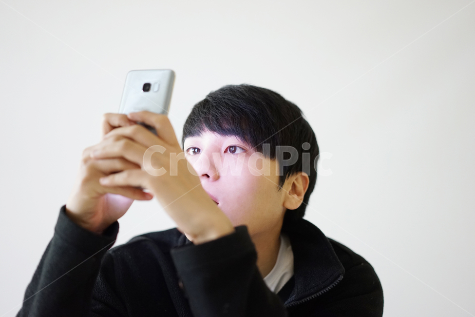 남성,남자,스마트폰,핸드폰,휴대폰,모바일,it,전자기기,전자제품,사람,인물,인간,human,person,남성,남자,man,male,정보통신기술,전자기기,전자제품,it,information,technology,electronic equipment