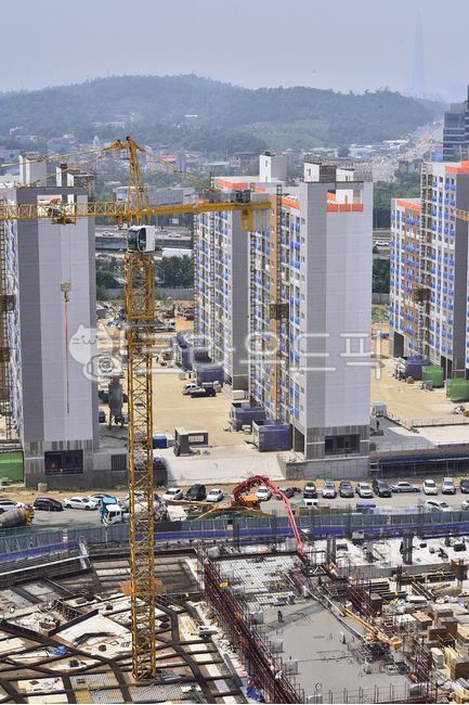 건설현장,건축현장,크레인,타워크레인,아파트건설현장,기계,작업,노동,개발,아파트건축현장,건설업,건축업,현장,작업장,배경,industrial,바탕,백그라운드,야외,construction,산업,옥외,아파트공사현장,재개발,주택단지,constructioncrane,건설크레인,outdoors,기초공사,차량,철골,땅,대지,아시바,비계,신도시,대도시,도시,시티,자연,녹지,숲,신축공사