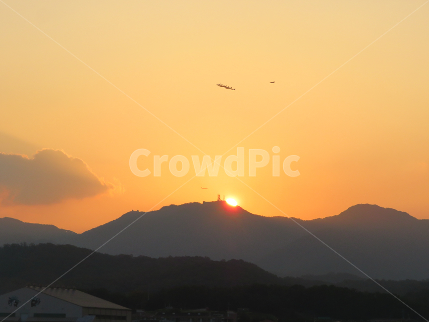 nature,자연,outdoors,옥외,redsky,붉은하늘,황혼,dawn,새벽,sunset,일몰,sky,하늘,비행기,산,태양,풍경