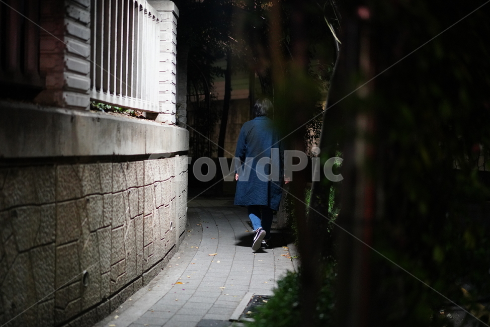 의복,person,사람,coat,clothing,거리,길,인간,human,overcoat,골목길,alley
