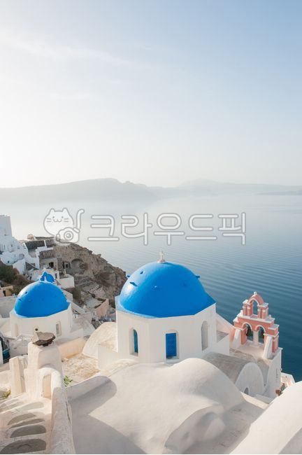 그리스,산토리니,푸른지붕,파란지붕,교회,포카리스웨트,돔,둥근천장,dome,건축물,architecture,지중해,휴가,휴일,바다