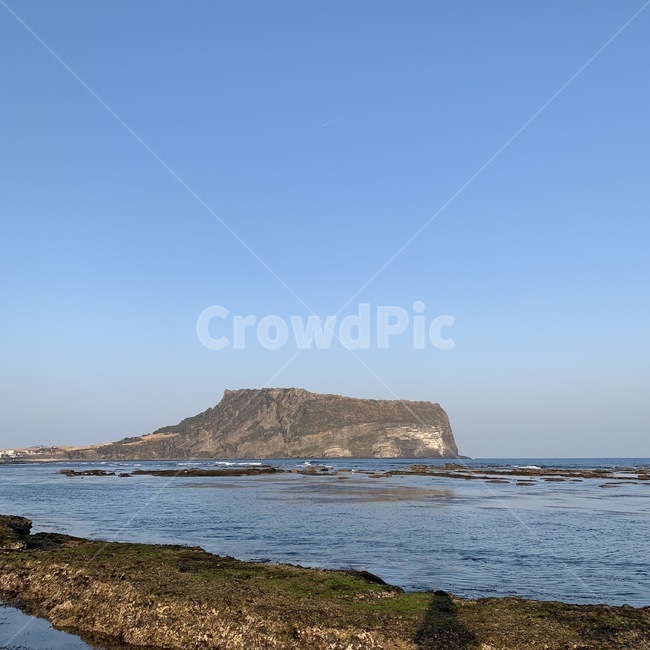 성산일출봉,제주도성산일출봉,성산일출봉과바다,제주도성산일출봉바다,제주도풍경,자연,풍경,nature,landscape,한국자연풍경,한국자연경관,korea nature landscape,outdoors,옥외,land,땅,promontory,곶,shoreline,해안선,water,물,sea,바다,ocean,대양