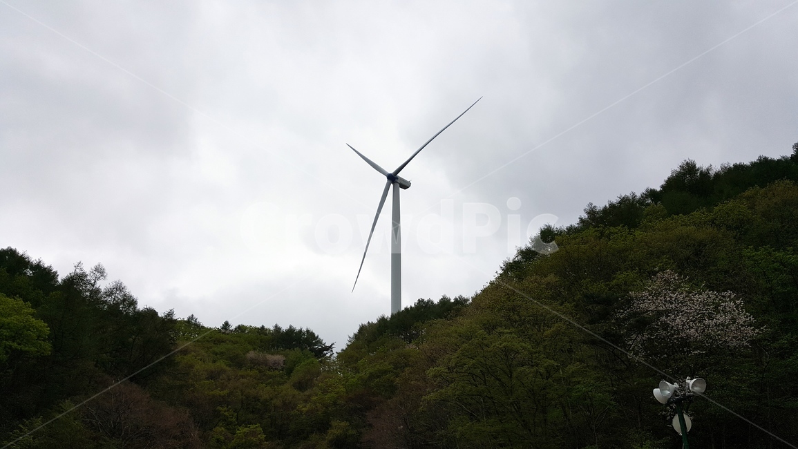 풍력,풍력발전기,에너지,대체에너지,친환경,산,바람,자연,기계,장치,바람개비,전기,발전,공급,산업,전력,무공해,하늘,구름,발전기,정상,산업,industry,industrial,에너지산업,energy industry,machine,engine,엔진,motor,모터