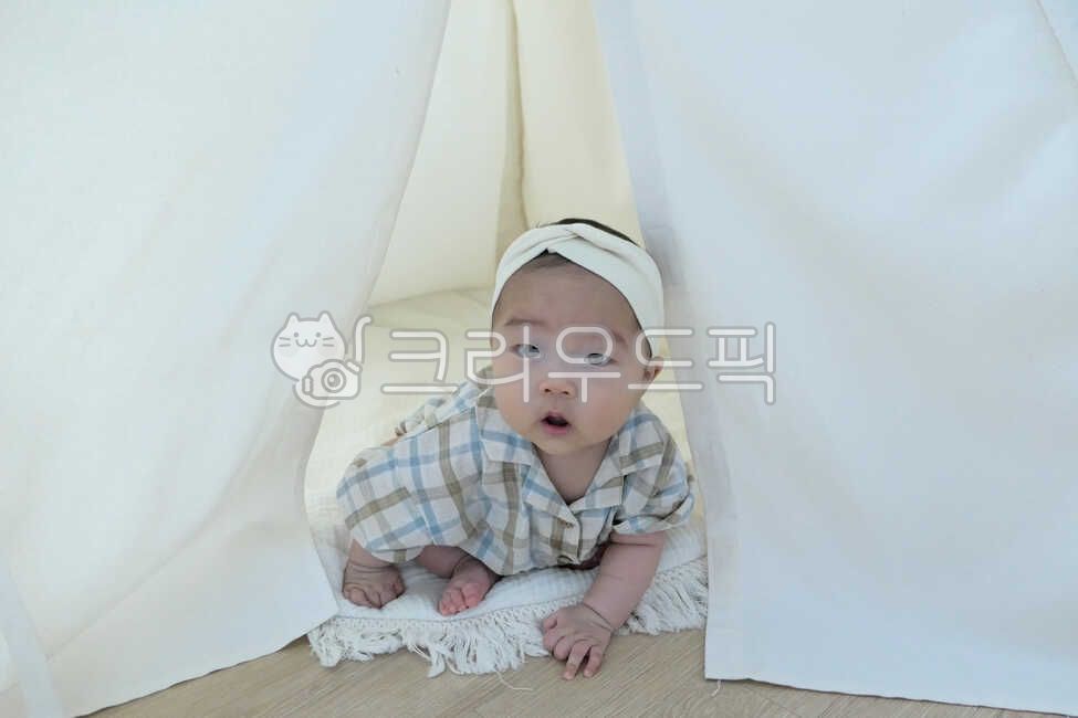 small,infant and toddler,young,0 years old,Indian tent,cushions,mothers arms,cute,one year old,eyes,life,tents,interior,smile,son,happiness,joy,angelic,rugs,dolllike,human,parenting,nose,lovely,precious,expression,playrooms,cradle,Baby,newborn,room,1 year