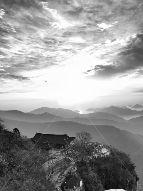 남해,흑백,보리암,절,산,바다,구름,자연,풍경,nature,landscape,한국자연풍경,한국자연경관,korea nature landscape,한국전통,한국문화,korean traditional,korean culture,흑백,모노톤,monochrome,black and white,건축물,건물외관,exterior,building,structure,architecture,construction,outdoors,옥외
