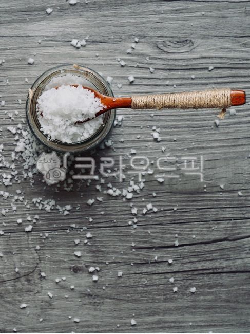 유리,유리용기,소금,자연소금,음식,음식재료,배경,유기농소금,salt,naturalsalt,food,foodingredients,background,organicsalt,숟가락,나무숟가락,흰색,spoon,woodenspoon,white,음식,식재료,요리,food,cook,meal,dishes,food reserves