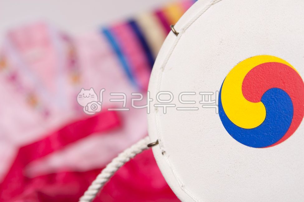 장구,한국음악,타악기,한복,전통문화,태극무뉘,아름다움,리듬,장단,춤,culture,koreanclothing,percussion,instrument,dance,nationalflag,beautiful,상징,symbol,한국전통,한국문화,korean traditional,korean culture,악기,음향기기,musical instrument,musical equipment