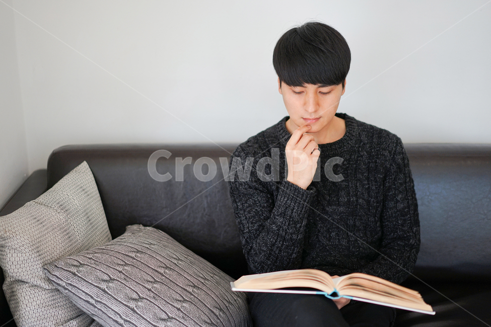 독서,책,남자,남성,쇼파,실내,book,사람,인물,인간,human,person,남성,남자,man,male