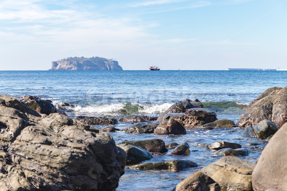 하늘,바다,제주,우도,파도,돌,바위,파란,배,시원한,분위기,ship,cloud,blue,jeju,sky,sea,ocean,wave,stone,rock,landscape,자연,풍경,nature,landscape,한국자연풍경,한국자연경관,korea nature landscape,제주도,jeju,jeju island,outdoors,옥외,대양,water,물,promontory,곶