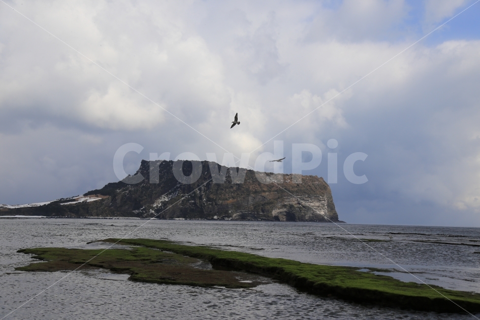 성산일출봉,겨울일출봉,바다,제주도,광치기,자연,풍경,nature,landscape,해변,바다,beach,sea,제주도,jeju,jeju island,outdoors,옥외,land,땅,promontory,곶,water,물,ocean,대양,shoreline,해안선