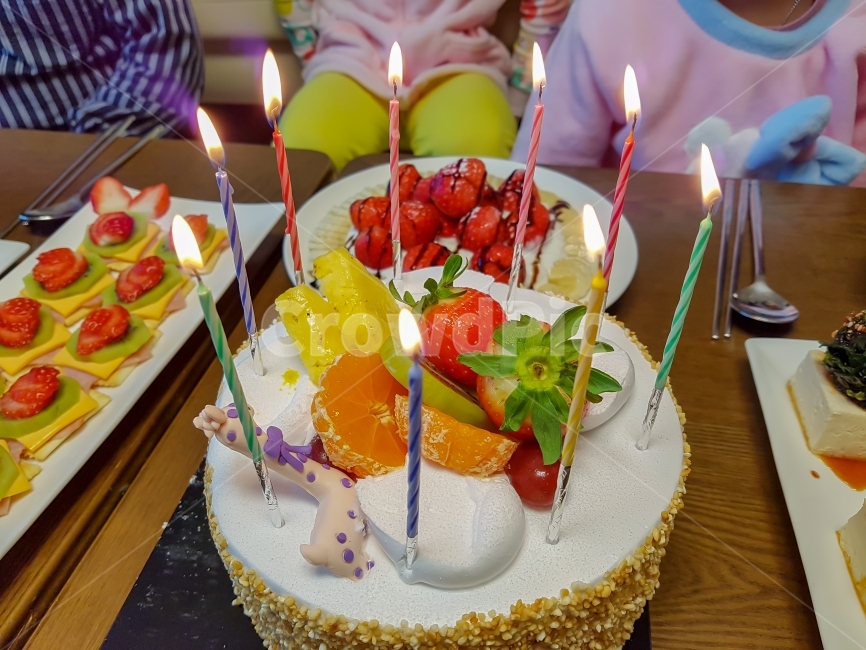가족,생일,파티,케이크,기념,촛불,초,생크림,배경,바탕,과일,기념일,축하,anniversary,congratulation,celebrate,celebration,음식,식재료,요리,food,cook,meal,dishes,food reserves,빵,bread,디저트,간식,후식,dessert,snack