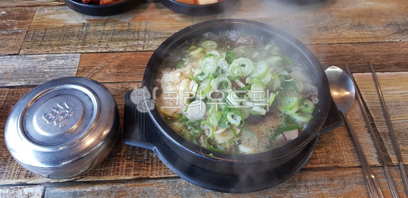 meal,Ttukbaegi hangover soup,hot food,A hearty meal,Haejangguk,Korean food,cooking,Gukbap,food