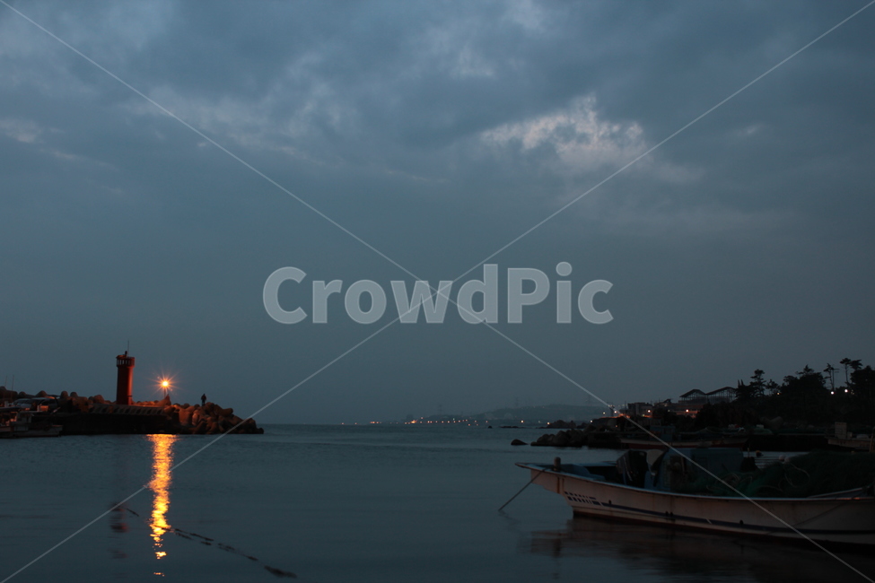등대,저녁,선박,바다,자연,방파제,구름,밤바다,배,탑,watercraft,cloud,night,see,해안선,evening,lighthouse
