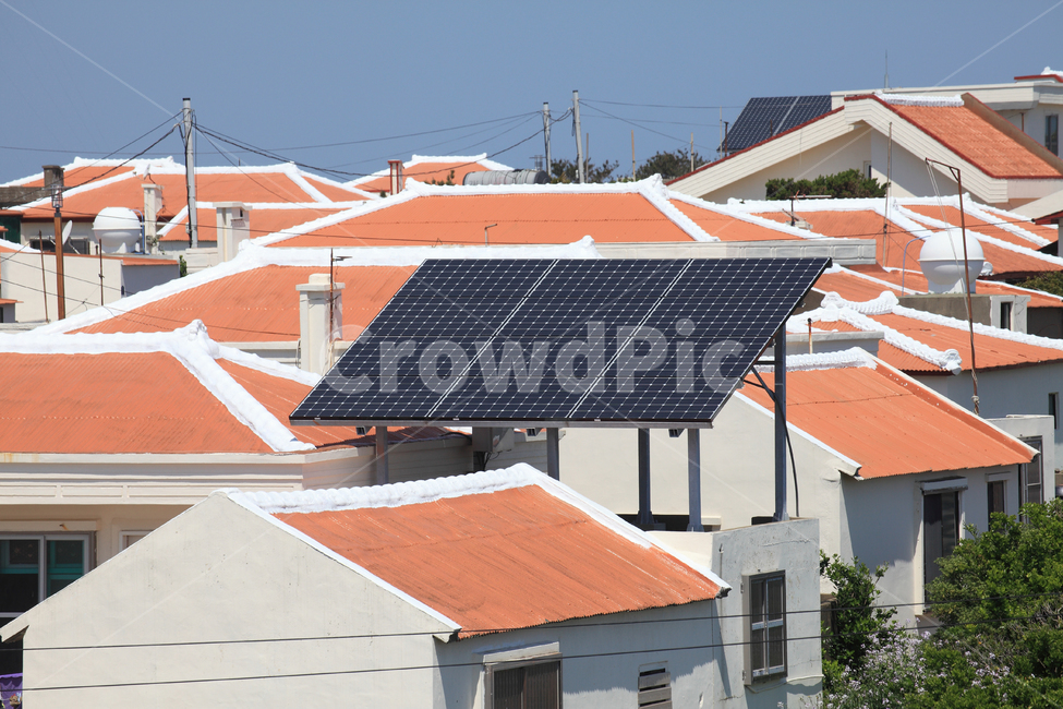 태양광발전,태양열발전,태양광,태양열,발전,전기,에너지,신재생에너지,신재생,집열판,패널,판넬,가파도,마을,주택,집,풍경,지붕,건축,건축물,건물,부동산,친환경,환경,생활,주거,시골,전원,전원주택,시골마을,주황,주황색,제주,제주도,한국