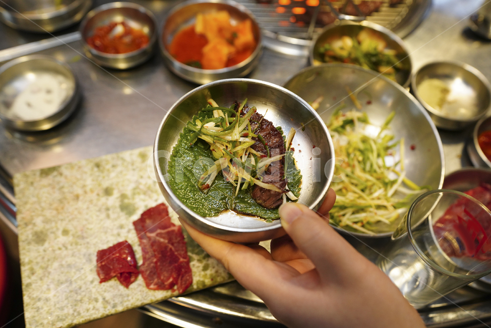 고기,육류,안주,먹거리,안줏거리,육식,한우,구이,한식,먹방,푸드,음식,소,식사,사람,인물,인간,human,person,신체일부,몸,body,음식,식재료,요리,food,cook,meal,dishes,food reserves,육류,고기,meat