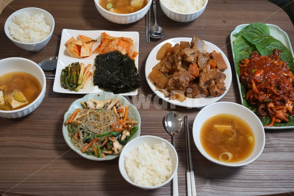 한식,집밥,밥,테이블,음식,요리,반찬,한국음식,가정식,백반,식사,잡채,갈비찜,음식,식재료,요리,food,cook,meal,dishes,food reserves,한식,한국음식,한국요리,korean food,korean dishes,korean meal,korean cook