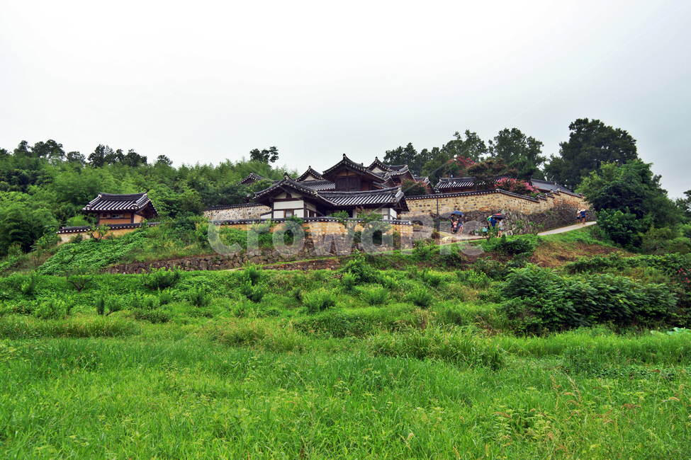 경주,양동마을,양반,집성촌,민속마을,조선시대,한옥,기와집,초가집,문화재,유네스코세계유산,전통문화,월성손씨,여강이씨,전통가옥,시골,마을,풍경,landscape,country,rural,town,한국전통,한국문화,korean traditional,korean culture