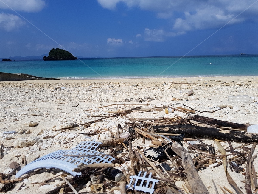 오키나와,바다,쓰레기,오염,환경,섬,하늘,파랑,sky,okinawa,garbage,blue,해변,beach,sand,모래,캔,파도,wave,자연,풍경,nature,landscape,wood,나무