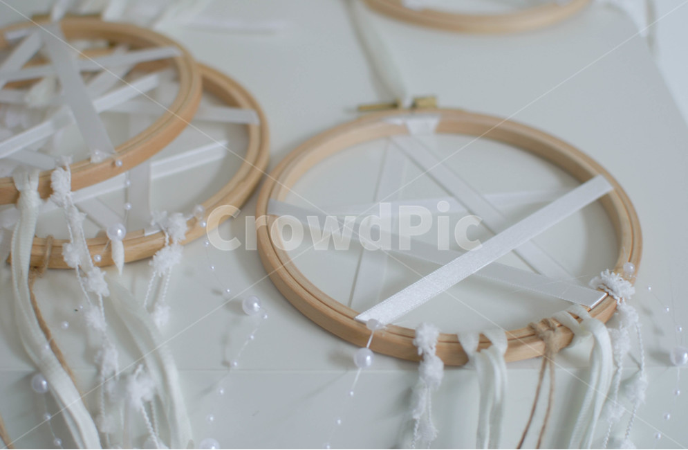 드림캐쳐,공예,취미,수틀,흰색,깔끔한,장식품,수공예,포근한,별모양,white,dreamcatcher,털실,원형틀,나무틀,근접샷,접사
