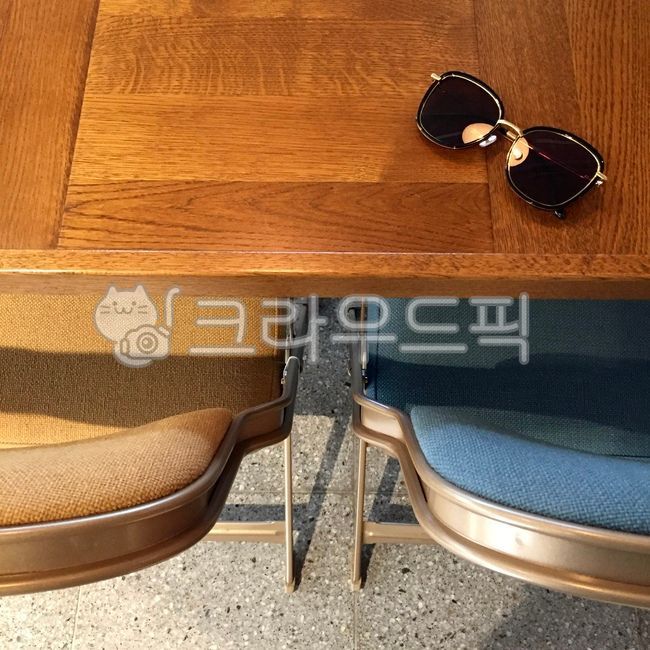 테이블,의자,썬글라스,선글라스,빈티지,디자인,table,woodentable,chair,chairs,sunglass,vintage,design,color,vintagecolor