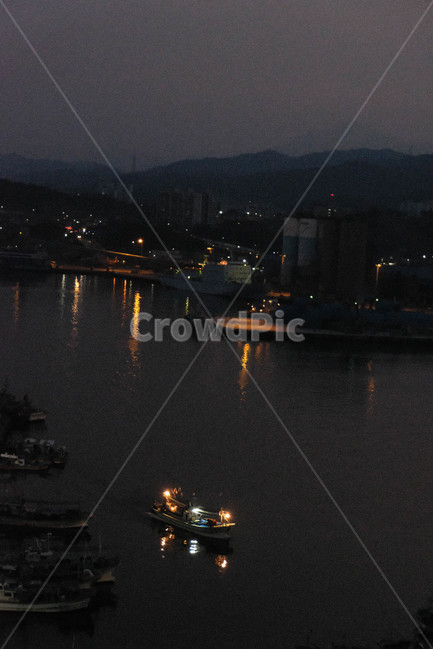 묵호항,바다,배,선박,어선,마을,바닷가마을,야경,밤,풍경,nightscape,night,landscape,도시,city,한국도시풍경,한국도시경관,korea cityscape,산업,industry,industrial,어업,fishery,fishing industry,교통,교통수단,traffic,transportation,water,물,nature,자연,outdoors,옥외