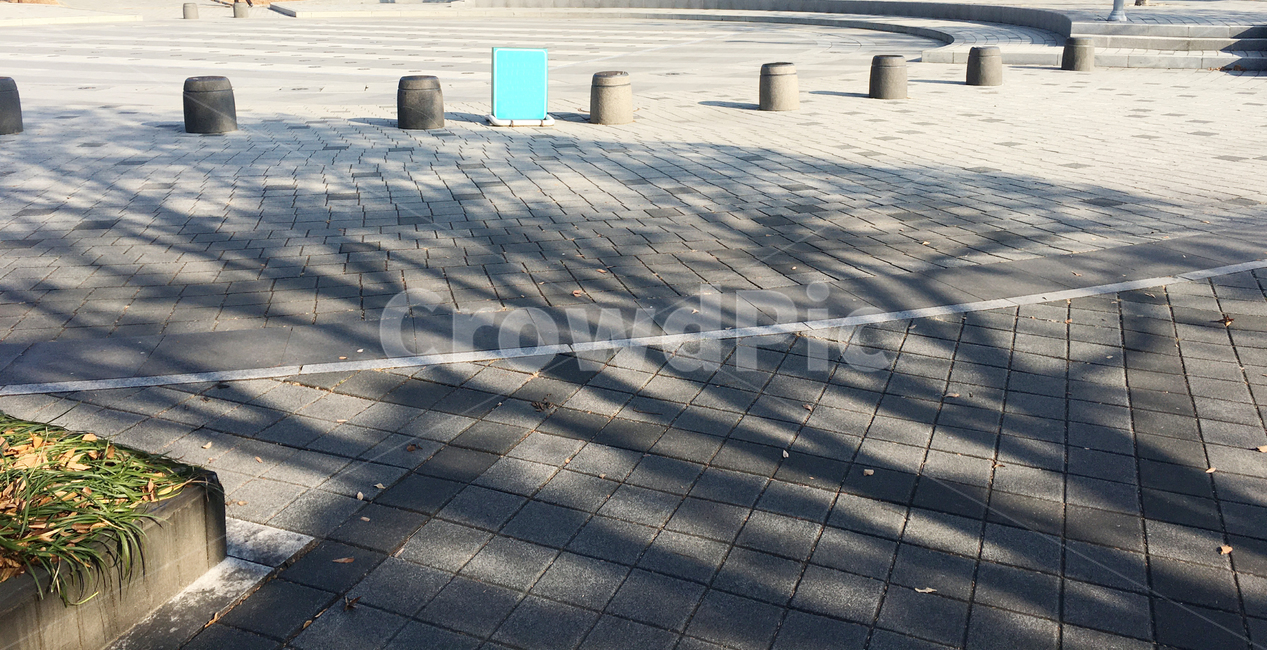 거리,street,보도블럭,sidewalkblock,보도,walkway,sidewalk,풍경,scenery,공원,park,바닥,땅,ground,floor,flooring,식물,plant,통로,path,판석,flagstone,길,road,조형물,sculpture,그림자,shadow