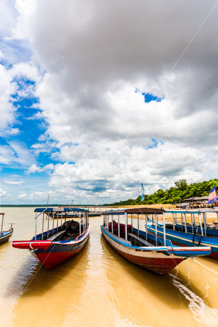 캄보디아,톤레삽호수,호수,하늘,구름,선박,배,유람선,관광지,감성,보트,교통,자연,풍경,교통,교통수단,traffic,transportation