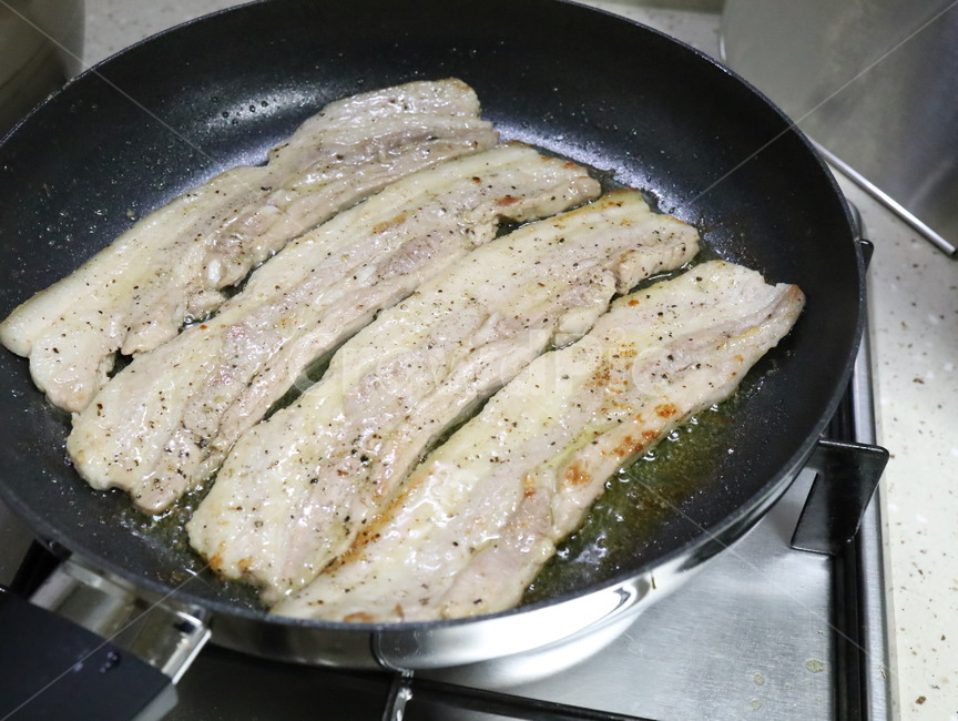 삼겹살,바베큐,wok,웍,fryingpan,프라이팬,koreanmeal,koreancook,고기,맛있는,기름진,육류,주방,키친,부엌,주방용품,요리도구,kitchen,kitchenware,cookroom,cookingutensil,음식,식재료,요리,food,cook,meal,dishes,food reserves,육류,고기,meat