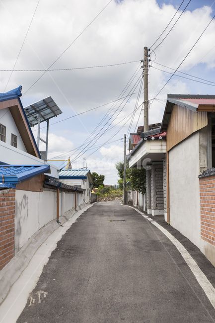 골목길,건물,집,전봇대,구름,하늘,맑음,길,도로,골목길,alley,outdoors,옥외,nature,자연,building,rural,농촌,road