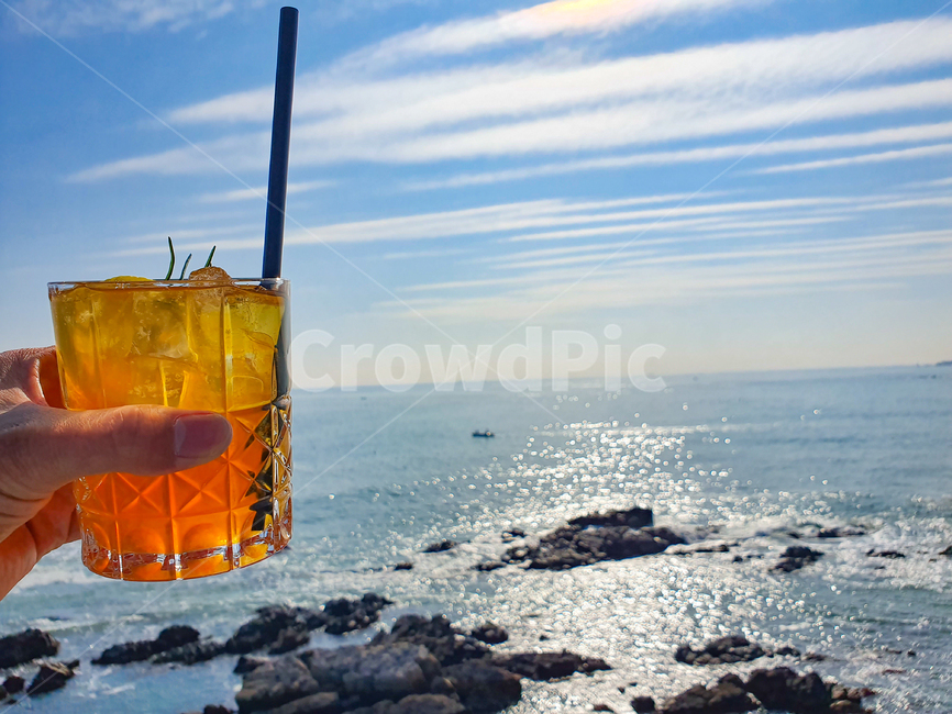 drink,beverage,마실것,human,person,glass,유리,alcohol,풍경,하늘,바다,자연,여름,여름사진,푸른바다,대해,유리잔,유리컵,컵,시원한,음료,계절,시즌