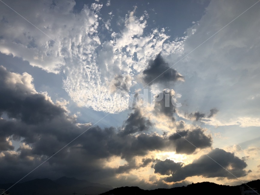 노을,구름,역광,태양,하늘,저녁,속초,바다,뭉게구름,새털구름,등대,황혼,sunset,cloud,sun,sky,풍경