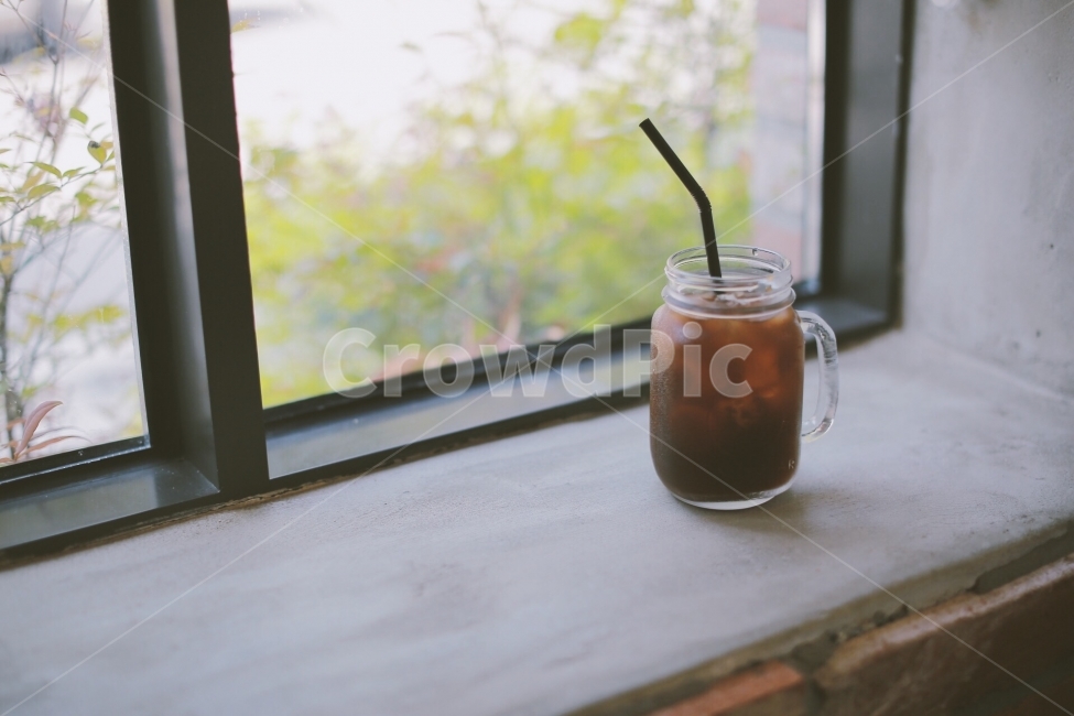 커피,창가,푸르름,시원함,카페,커피,카페,coffee,cafe,감성,sensible,feeling
