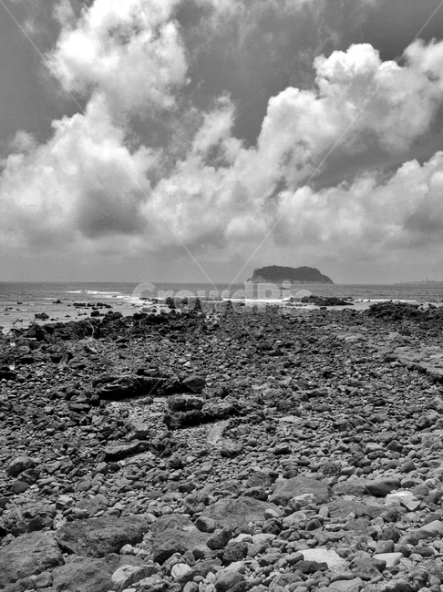 섶섬,검은여해변,올레6코스,올레길,제주,서귀포시,흑백,자연,풍경,nature,landscape,한국자연풍경,한국자연경관,korea nature landscape,제주도,jeju,jeju island,흑백,모노톤,monochrome,black and white,weather,날씨,outdoors,옥외,ocean,대양,water,물,sea,바다