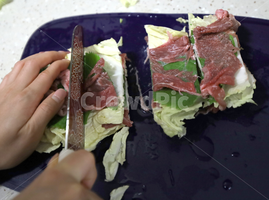 밀푀유나베,요리,요리재료,재료,식사,채소,소고기,깻잎,배추,도마,칼,식칼