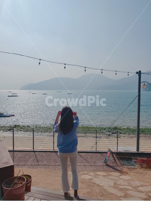 뒷모습,여자,바다,풍경,배경,하늘,이쁜,푸른,파란,자연,분위기