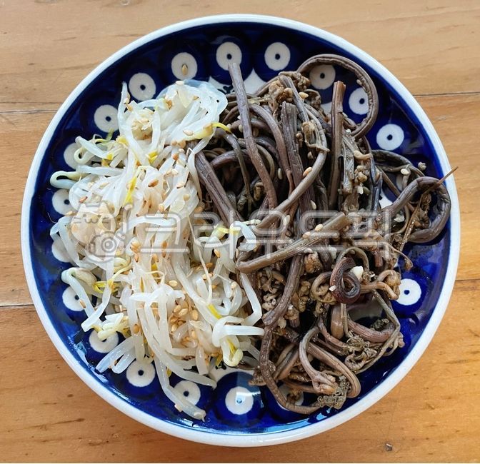 숙주나물무침,나물무침,무침,나물,고사리나물볶음,고사리볶음,숙주,고사리,나물볶음,볶음,참깨,깨,제사음식,차례음식,명절음식,음식,요리,식사,식재료,접시,food,dish,cook,meal