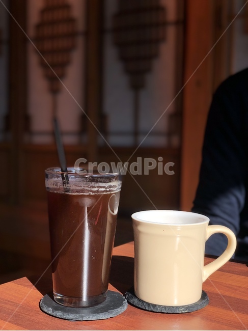 커피,머그컵,햇빛,원목,테이블,따듯한,커피잔,coffee,cafe,휴식,커피,카페,coffee,cafe