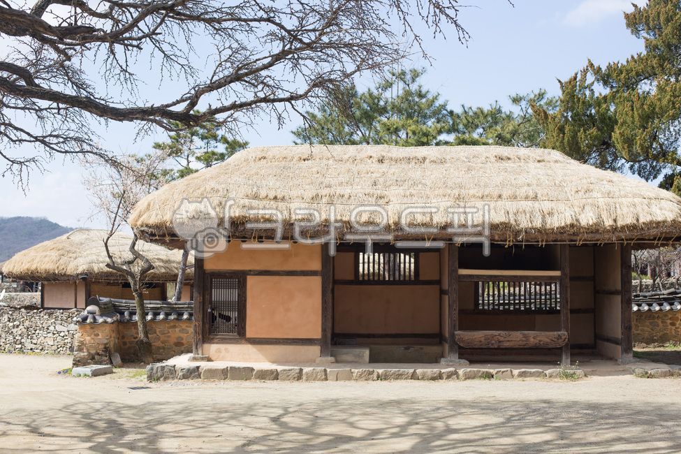 local village,roof,thatched roof,rice straw,eaves,thatched house,tradition,country village,Korean tradition,building,traditional house